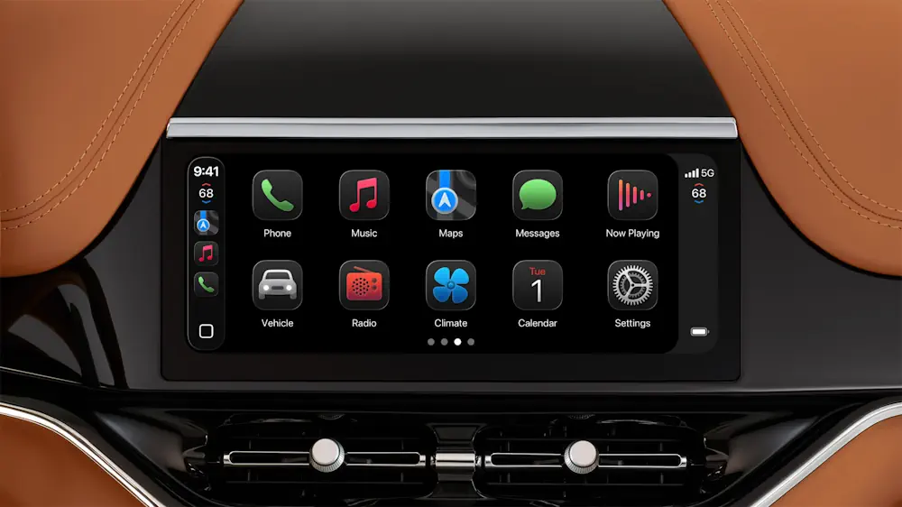 CarPlay Ultra, qui offre une expérience unifiée et cohérente sur tous les écrans du conducteur et la possibilité de contrôler des fonctions du véhicule telles que la radio et la climatisation, est encore plus beau avec le nouveau design