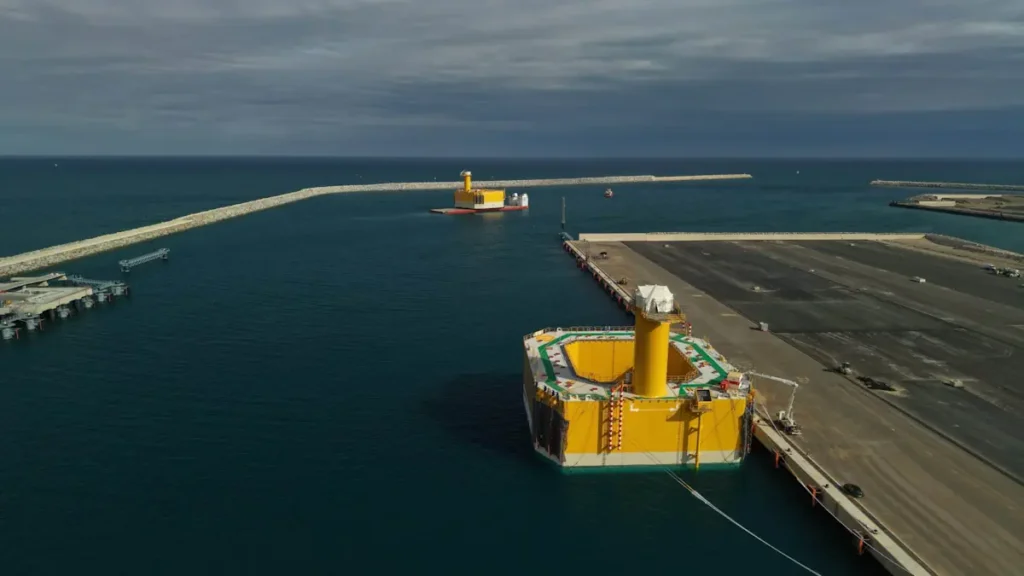 Opération de mise en flottaison sur le second flotteur - Crédit Qair