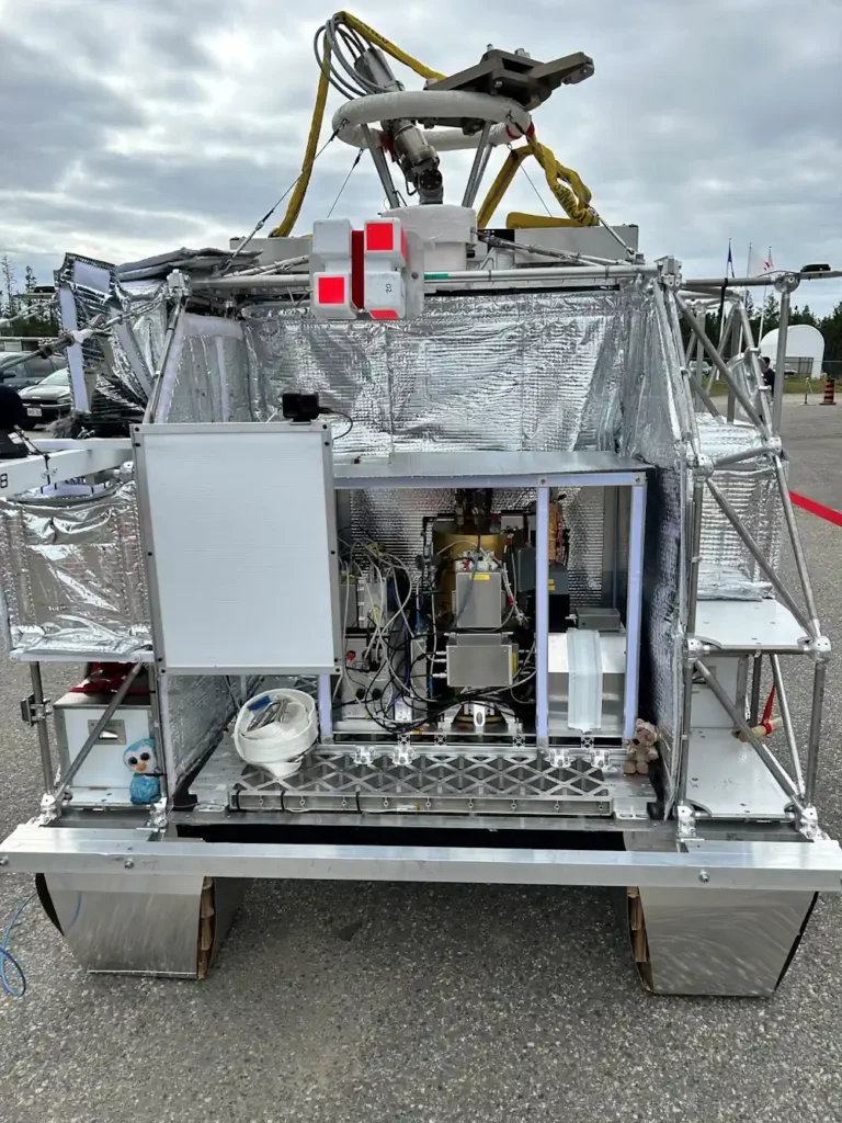 OSAS-B dans la nacelle du ballon stratosphérique Le spectromètre OSAS-B de l'Institut de recherche spatiale DLR est le seul instrument au monde capable de détecter directement la concentration d'oxygène atomique dans la mésosphère et la thermosphère de la Terre.