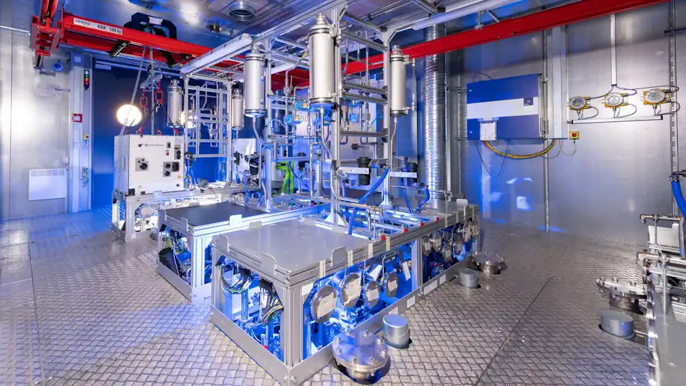 Un aperçu du centre d'essai de piles à combustible BALIS L'installation BALIS se concentre sur le développement de nouveaux systèmes de propulsion basés sur des piles à combustible à hydrogène d'une puissance de l'ordre du mégawatt.