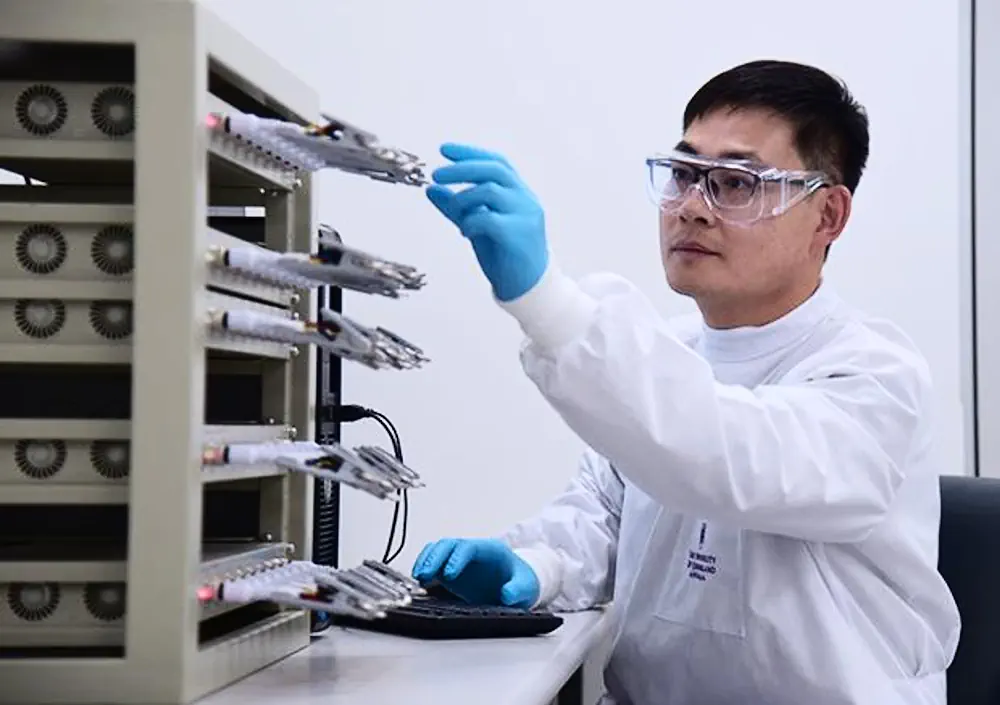 Le Dr Cheng Zhang teste les performances de piles dont les composants sont fabriqués à partir de produits chimiques PFAS recyclés.