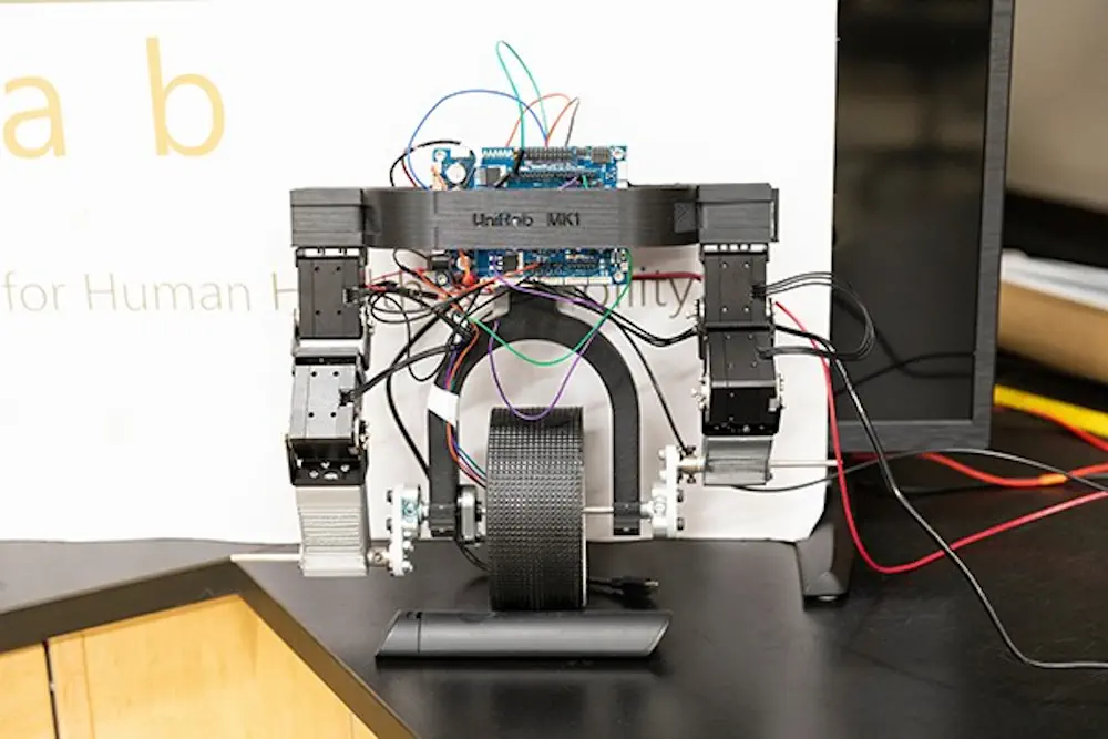 Légende : Un mini-unicycle autonome utilisé par Higgins pour comparer l'apprentissage par renforcement des robots à l'apprentissage humain. 
