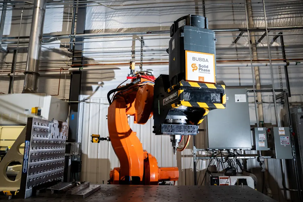 Ce bras robotique du laboratoire d'ingénierie appliquée du PNNL, surnommé affectueusement "Bubba", est utilisé pour tester l'agitation par friction robotisée. Ici, il est montré avec un accessoire d'agitation par friction standard.