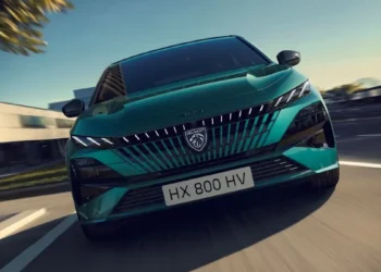 Stellantis mise sur l’hybride : un pari stratégique qui porte ses fruits en Europe