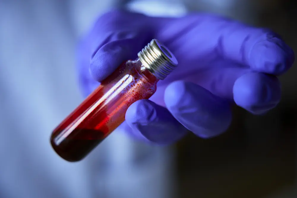 La solution initialement totalement transparente a changé de couleur pour devenir rouge foncé, avant de virer au violet.