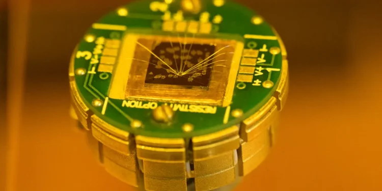 Ce cristal mince comme un atome pourrait diviser par dix l’énergie des mémoires