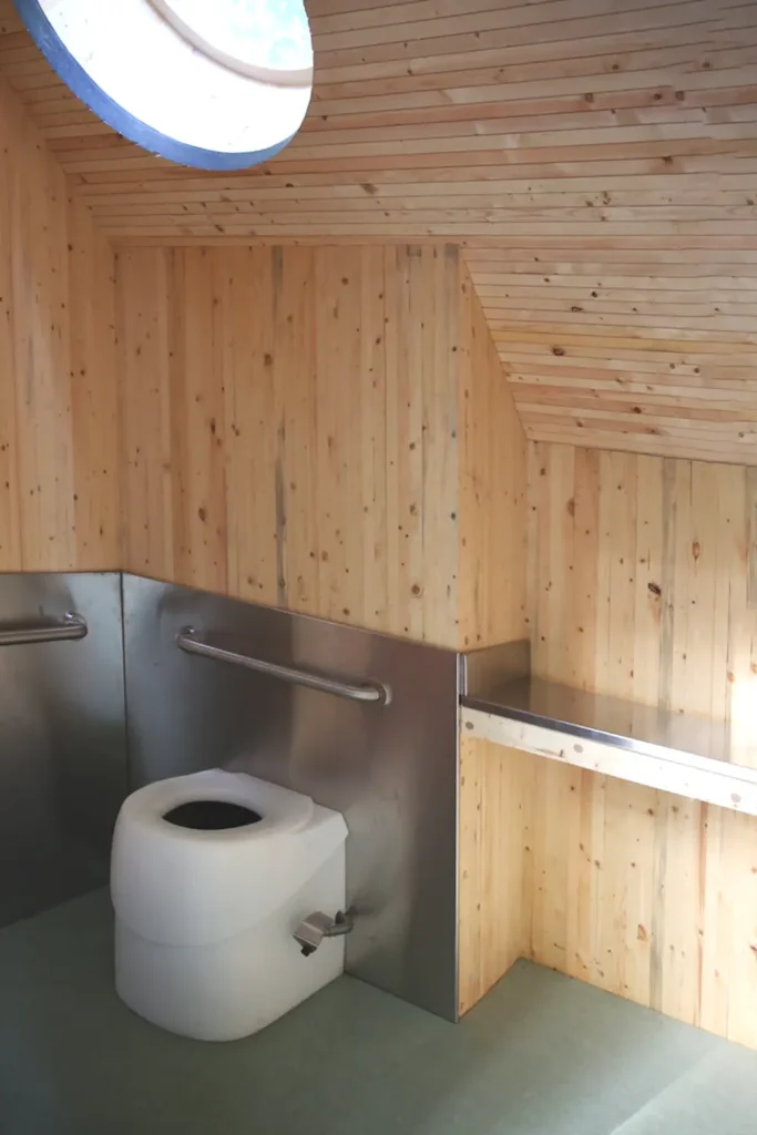 Un toit végétalisé maintient la fraîcheur à l'intérieur, tandis qu'un système de ventilation solaire équilibré assure un apport constant d'air frais et propre à l'intérieur. 