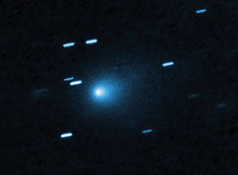Hubble a capturé cette image de la comète interstellaire 3I/ATLAS le 21 juillet 2025, alors que la comète se trouvait à 277 millions de kilomètres de la Terre. Hubble montre que la comète a un cocon de poussière en forme de goutte d'eau qui se détache de son noyau solide et glacé.