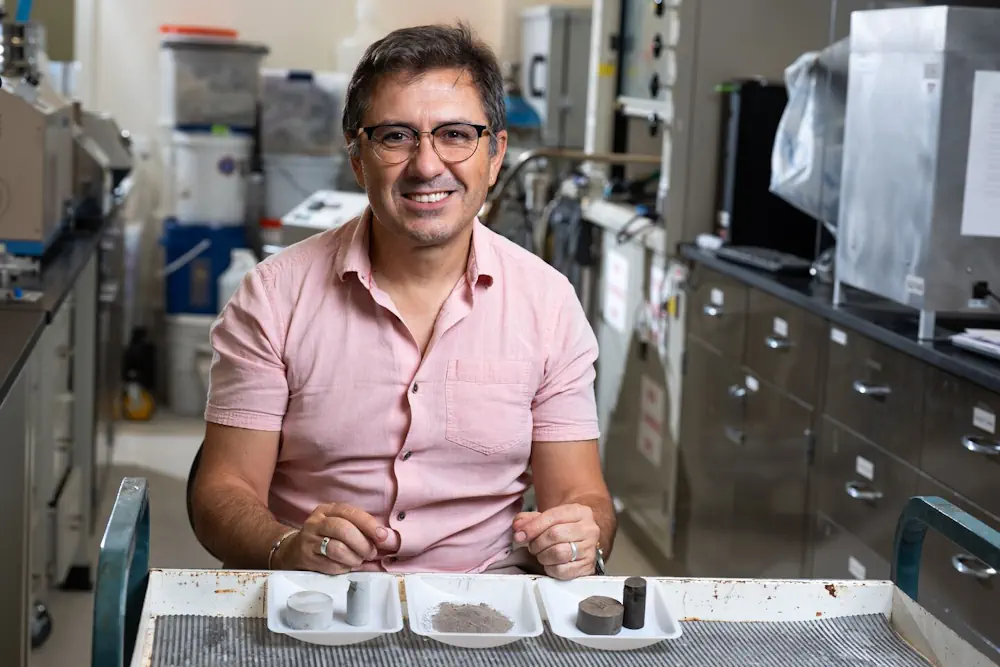 Le ciment traditionnel (à gauche) est fabriqué avec des matériaux cimentaires supplémentaires coûteux. Carlos Fernandez et ses collègues ont découvert qu'ils pouvaient utiliser un déchet de la liquéfaction hydrothermale, le biochar d'algues (au centre), comme nouveau matériau cimentaire supplémentaire pour produire du ciment (à droite).