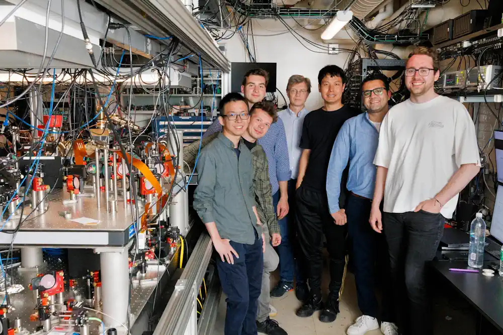 Neng-Chun Chiu (de gauche à droite), Simon Hollerith, Luke Stewart, Mikhail Lukin, Jinen (Tim) Guo, Mohamed Abobeih et Elias Trapp.