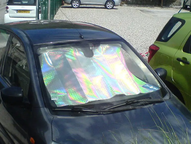 un isolant de pare-brise de voiture