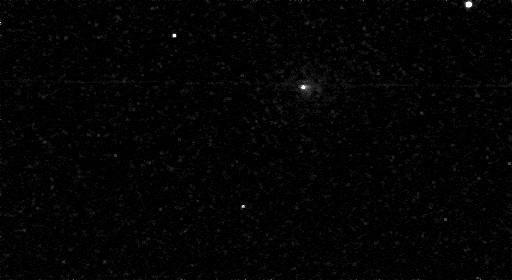 Un arrière-plan spatial noir parsemé de petites étoiles blanches. Près du centre, un point blanc brillant et légèrement flou se déplace vers le bas à travers un ensemble de cadres. Il s'agit de la comète 3I/ATLAS.