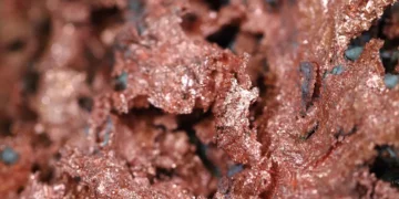 Un cadre de calcul basé sur un réseau d'IA résout un défi de physique vieux de 100 ans