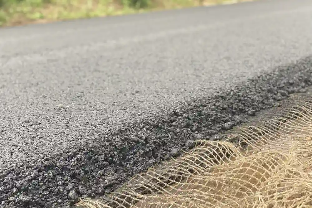 Une fois enfoncé dans l'asphalte, le tissu de capteurs a pour mission de fournir des mesures en continu, ce qui permet de tirer des conclusions sur l'état interne de la couche de base de l'asphalte.