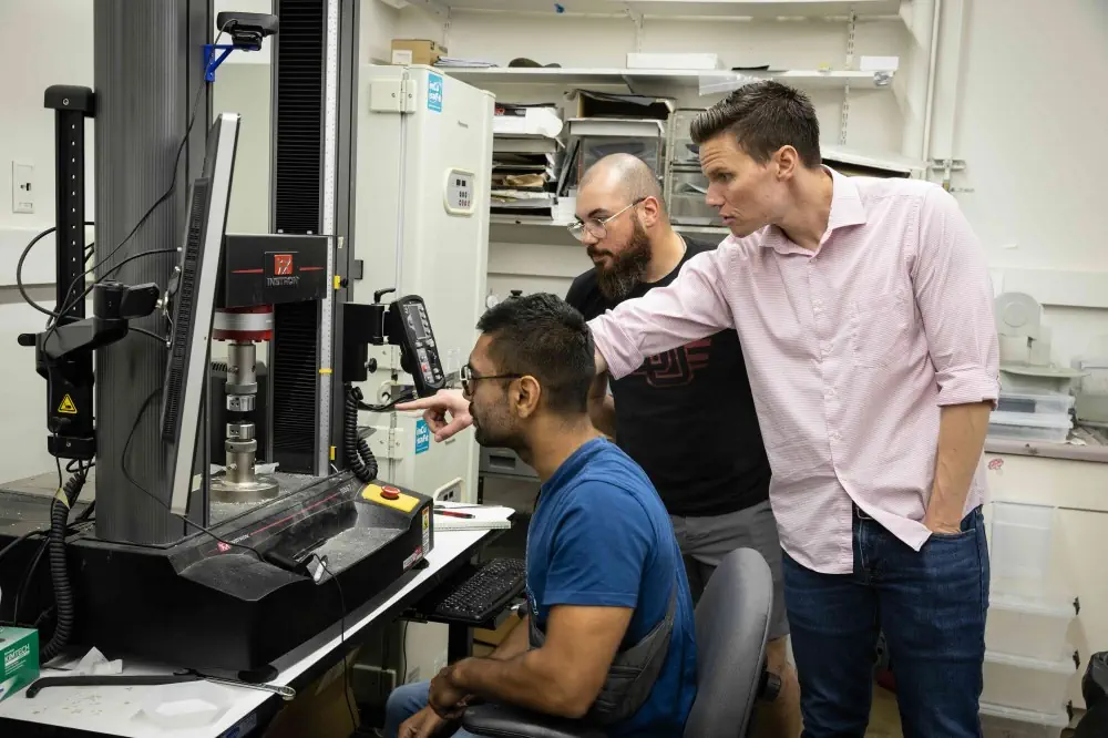 Atul Agrawal, Ihsan Elnunu et Steven Naleway, de gauche à droite, observent le comportement des tissus fongiques à l'aide d'un instrument qui mesure la traction, le cisaillement, la compression et d'autres propriétés mécaniques des matériaux.