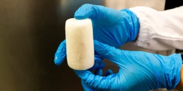 La glace mélangée à des acides aminés stocke le méthane en quelques minutes