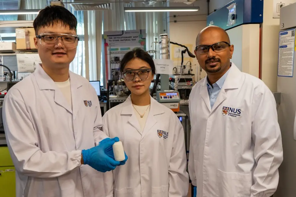Une équipe de recherche de NUS dirigée par le professeur Praveen Linga (à droite) a découvert que l'ajout de simples acides aminés à la glace lui permet de capturer le méthane à une vitesse remarquable.