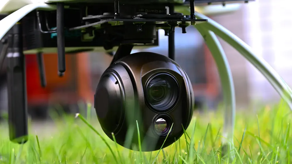 Gros plan sur la caméra haute résolution du drone d'intervention d'urgence. La technologie des capteurs fournit des images en temps réel depuis les airs et améliore l'évaluation de la situation pour les services d'urgence.
