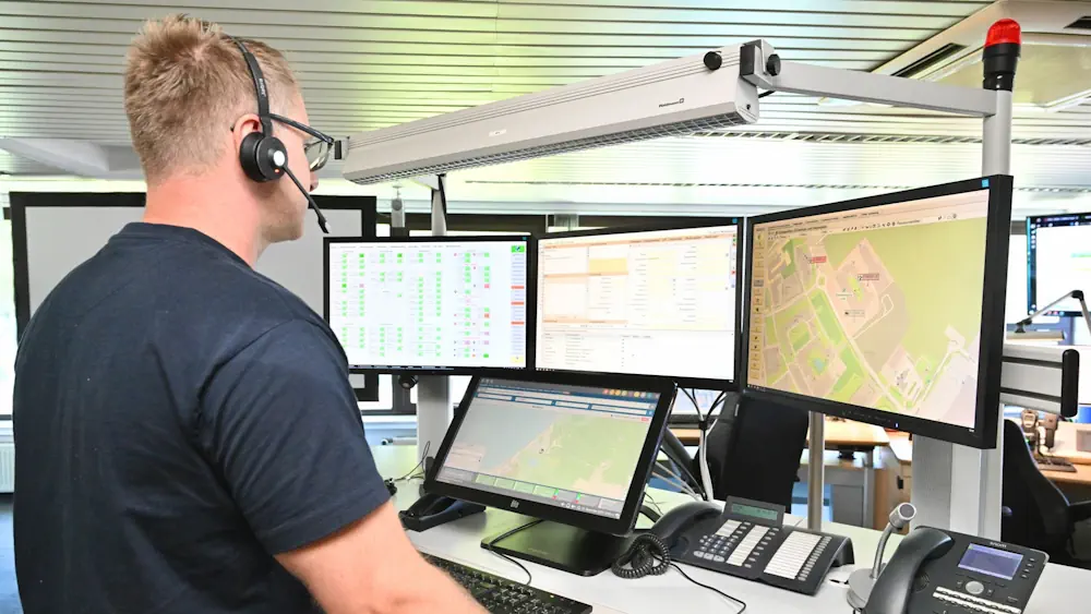 Images en direct dans le centre de contrôle Le personnel du centre de contrôle surveille la mission du drone sur écran. Les images aériennes sont transmises directement aux systèmes des pompiers et de la police via le réseau 5G.