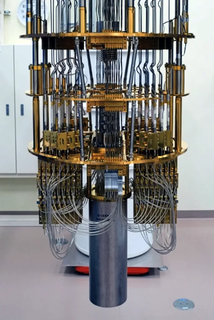 Figure 1 : Photographie d'un réfrigérateur à dilution utilisé pour refroidir un ordinateur quantique supraconducteur. Le circuit quantique se trouve à l'intérieur du bouclier métallique cylindrique en bas de la photo. 2025 RIKEN Center for Quantum Computing (Centre d'informatique quantique)