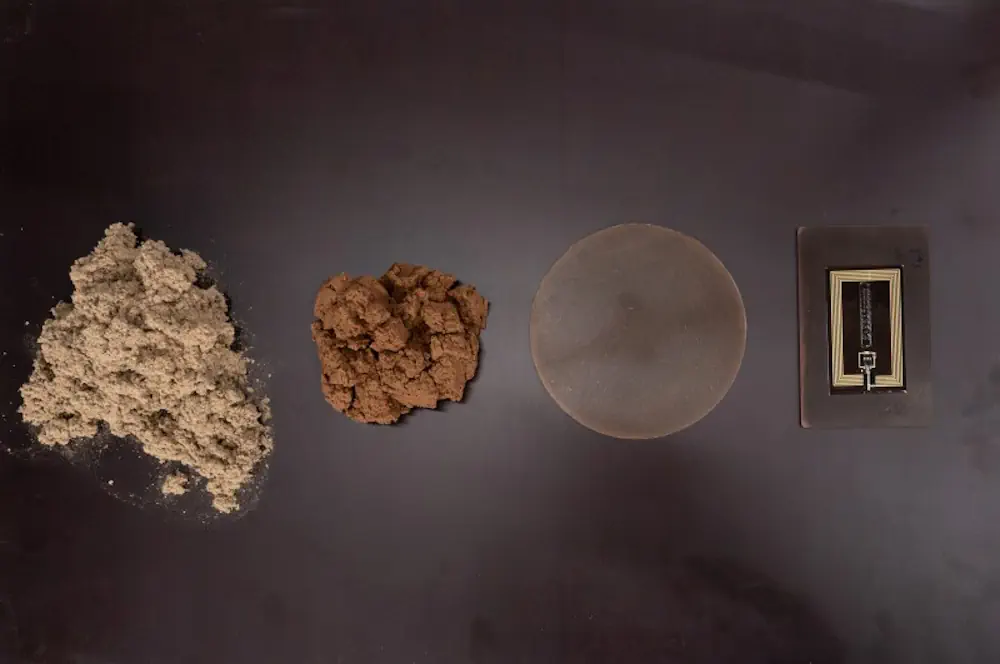 De la matière première au produit fini : La lignocellulose (à gauche) est broyée avec de l'eau et pressée en plaques cornées. Les plaques sont découpées à la forme souhaitée et équipées des pistes conductrices et des composants électroniques. 