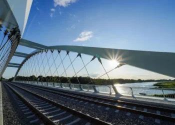 Un pont ferroviaire primé grâce à des câbles en carbone suisses