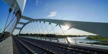 Un pont ferroviaire primé grâce à des câbles en carbone suisses