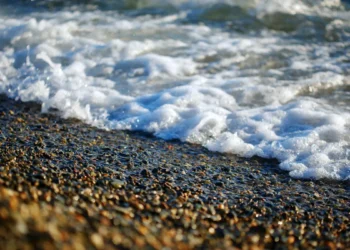 L'écume de mer pourrait contenir plus de "produits chimiques éternels" que l'eau qui se trouve en dessous