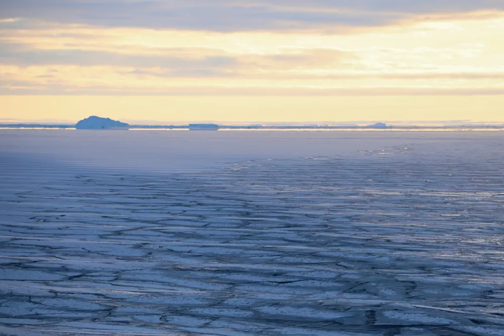 Les données montrent qu'au cours des périodes interglaciaires précédentes, l'océan Austral était plus stratifié. Cela signifie qu'une plus grande quantité de carbone était stockée en profondeur, l'empêchant ainsi de pénétrer dans l'atmosphère.