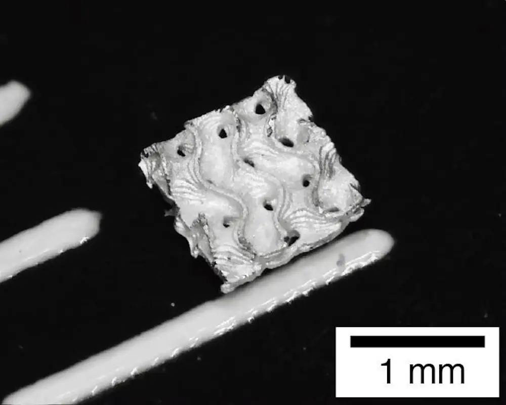 Gyroïde en argent de petite taille (les marques sont espacées de 1 mm). ALCHEMY EPFL CC BY SA