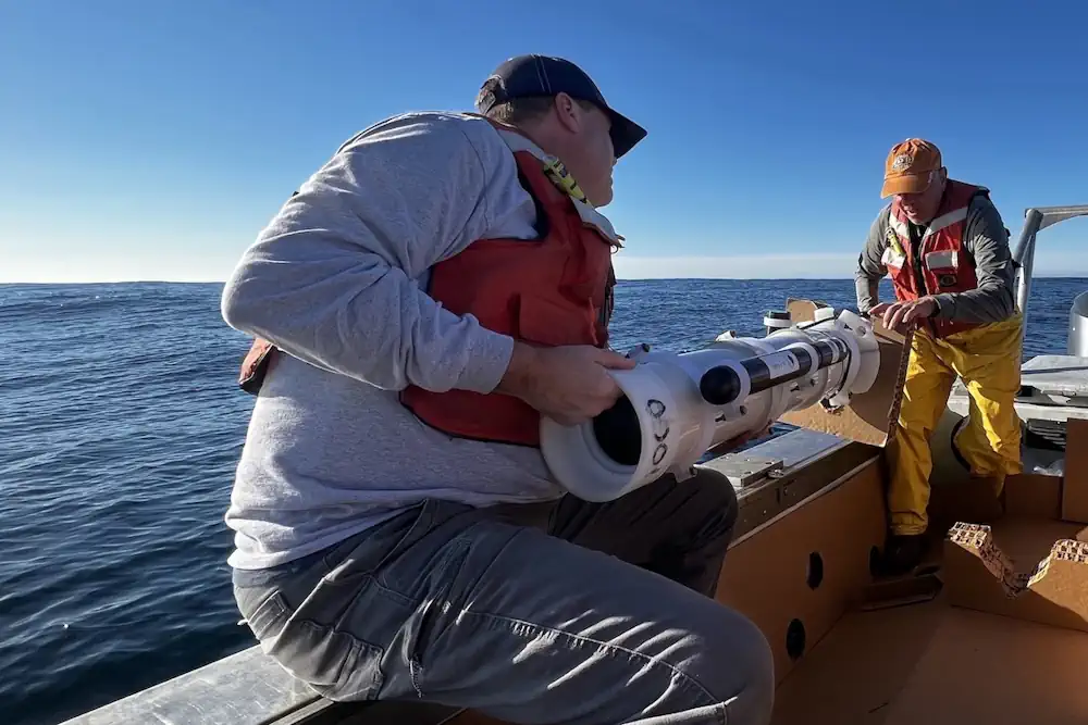 Le projet GO-BGC a déployé des centaines de flotteurs robotisés pour évaluer et suivre la santé des océans. Les données fournies par ces flotteurs aident les scientifiques à comprendre comment le changement climatique affecte la vie marine et les écosystèmes. Image : Jared Figurski © 2022 MBARI