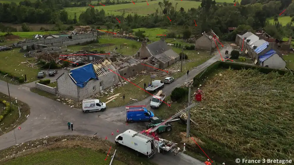 Tornade de Guéhenno (Morbihan) du 2 septembre 2025. GUÉHENNO - Kerchevet : vue aérienne des principaux dégâts, illustration d'un axe de convergence fortement asymétrique