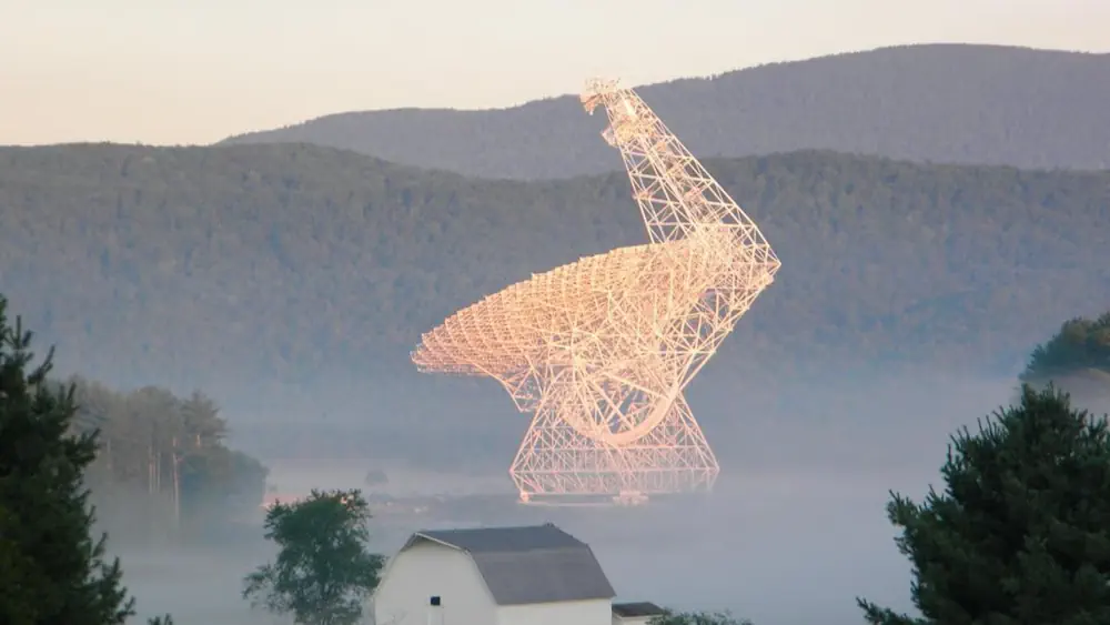 Grâce à un réseau mondial de radiotélescopes, dont le Green Bank Telescope en Virginie occidentale, des astronomes ont découvert un objet mystérieux dans l'univers lointain. D'une masse un million de fois supérieure à celle de notre soleil, l'objet n'a pu être repéré que par une minuscule distorsion causée par sa gravité. L'existence de tels objets peut nous en apprendre davantage sur la mystérieuse matière noire qui constitue un quart de l'univers.
