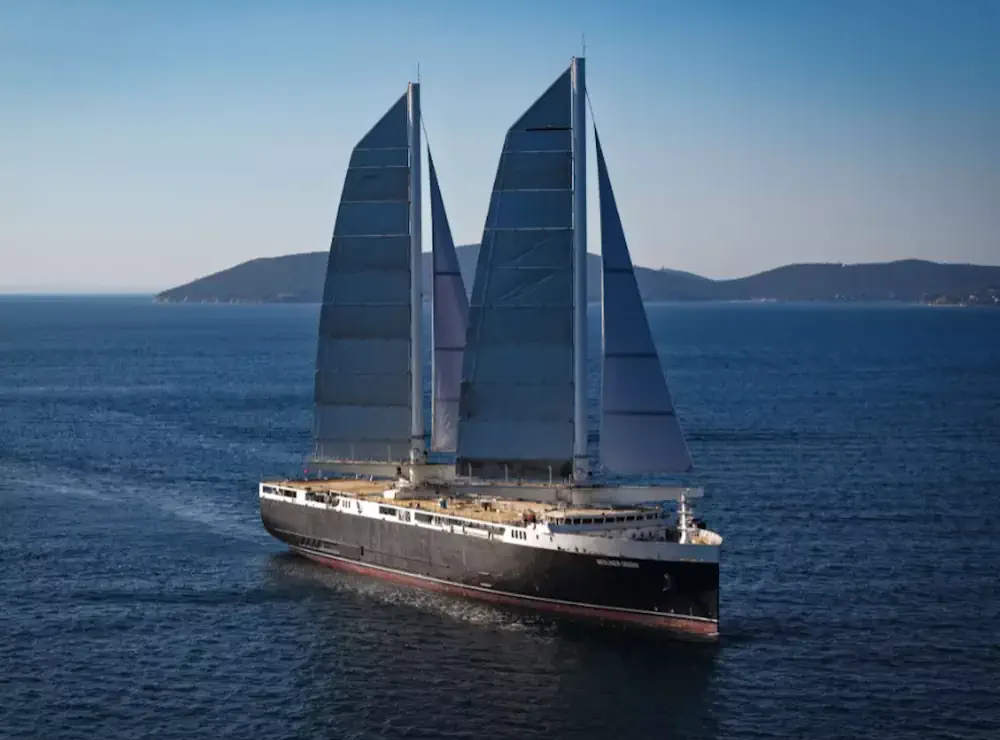 Le Neoliner Origine avec toutes les voiles déployées.