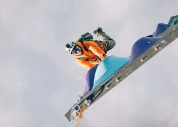 Julien Roux vient de réaliser un exploit inédit : le premier mur d’escalade volant (bloc)