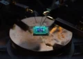 Des scientifiques battent le record d'empilement de transistors semi-conducteurs pour l'électronique de grande surface