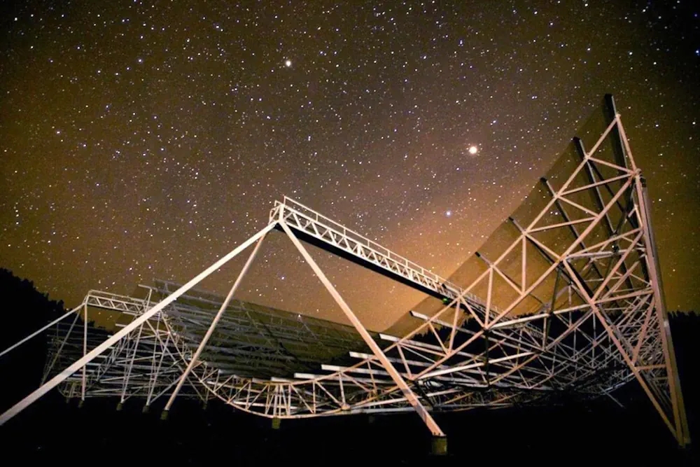 Kevin Bandura, professeur adjoint d'informatique et de génie électrique, utilisera l'expérience canadienne de cartographie de l'intensité de l'hydrogène (CHIME) pour étudier l'expansion de l'univers