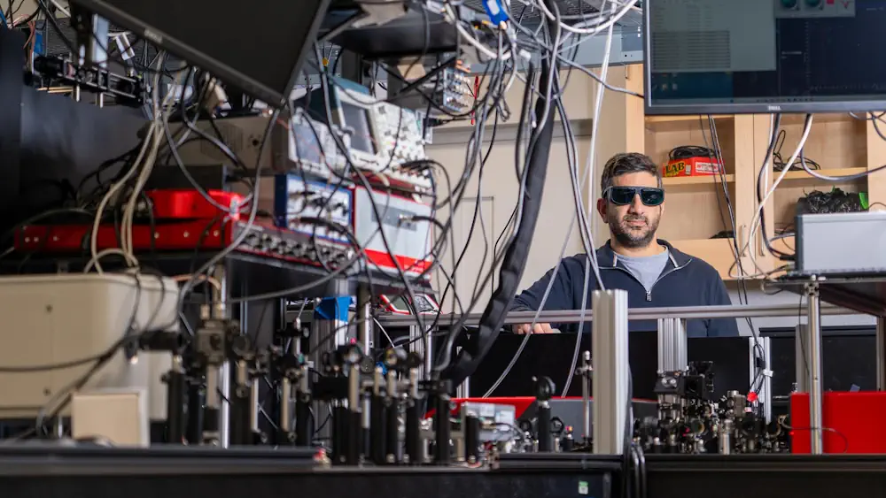 En frappant des nanoparticules d'or avec des lasers ultrarapides, Elad Harel et son équipe ont pu "dessiner" des cristaux. Cette avancée peut aider les chercheurs à faire croître des cristaux avec précision au moment et à l'endroit où ils sont nécessaires. Photo par Paul Henderson, Finn Gomez / Collège des sciences naturelles.