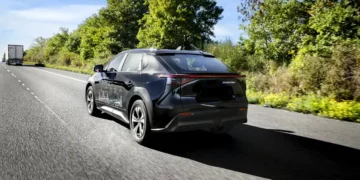 Première mondiale : sur l’A10, l’électricité alimente les véhicules directement en roulant