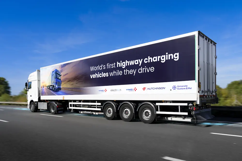 Camions, bus, utilitaires : quatre prototypes testent la recharge sans arrêt sur l’A10