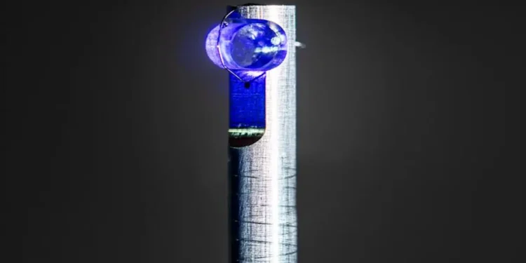 La constante de structure fine est-elle vraiment constante ?