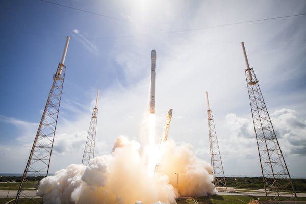 Lancement d'une fusée SpaceX Falcon 9.