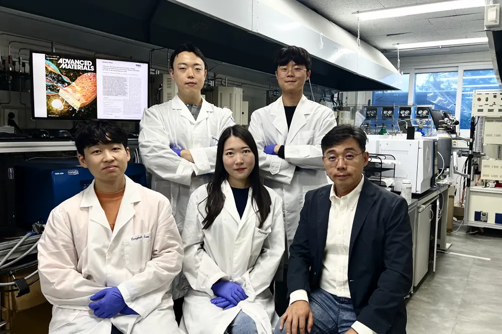 (De gauche) Ph.D. candidate Hyeongmin Yu, candidat au doctorat Seungsoo Jang, candidate au doctorat Donghun Lee, candidate au doctorat Gayoung Yoon, professeur Kang Taek Lee