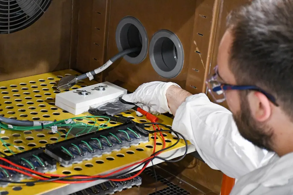 Contacter une cellule de poche avec des matériaux d'électrode du projet ThüNaBsE.