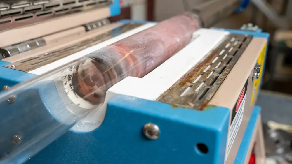 Un four tubulaire chauffe des matériaux à l'intérieur d'un tube de quartz scellé afin d'étudier les transformations de phase et de développer des matériaux métalliques de nouvelle génération.