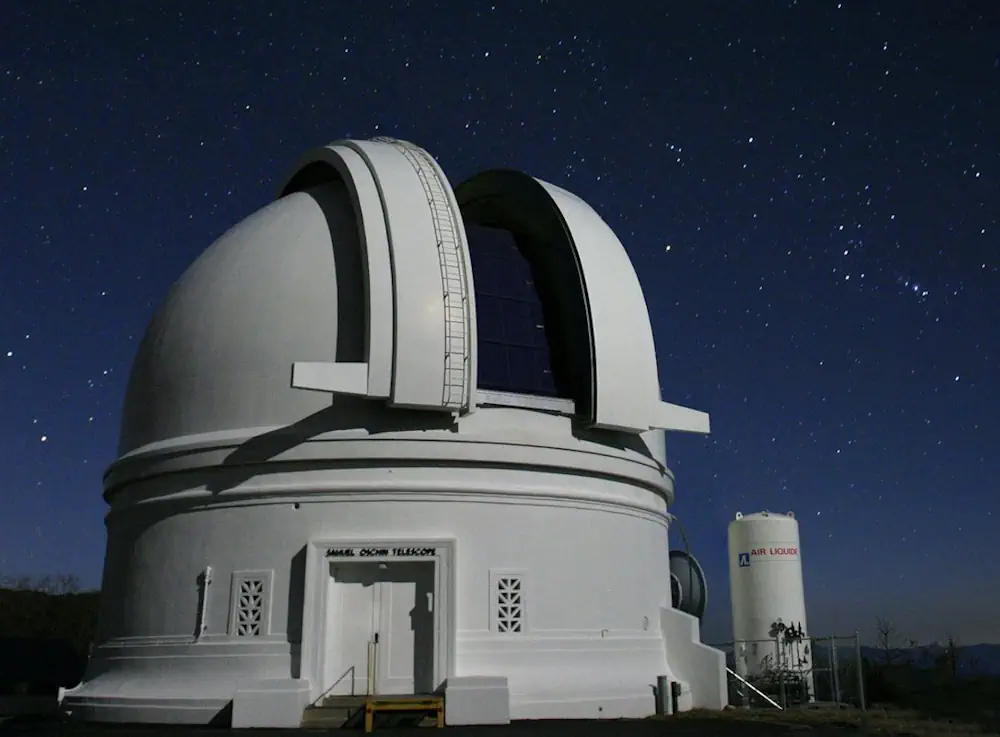 Le télescope Samuel Oschin de 48 pouces à l'observatoire Palomar, où se trouve le ZTF.