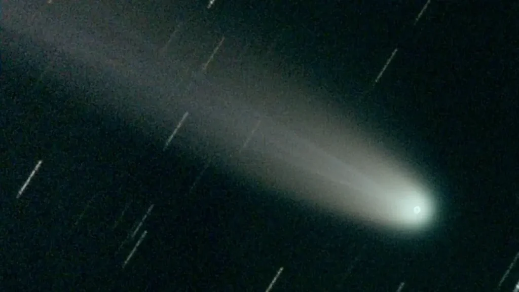 Image de la comète Lemmon prise depuis le système solaire le 3 novembre 2025 par l'observatoire R. Naves, montrant une queue cométaire bien visible s'éloignant du Soleil