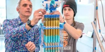 Cette machine à tricoter fabrique des objets solides en 3D