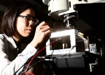 La lumière peut déplacer physiquement des atomes dans les semi-conducteurs 2D