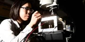 La lumière peut déplacer physiquement des atomes dans les semi-conducteurs 2D